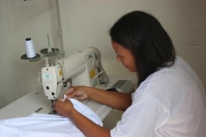Associação de Costureiras de Cajueiro recebe máquinas de costura