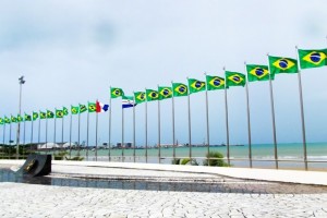 Memorial à República faz homenagem à Copa com bandeiras do Brasil