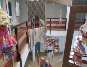 Catadores fazem decoração junina com material reciclável