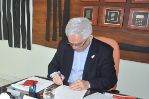 Reitor assina contrato para construção de novos prédios no campus de Maceió