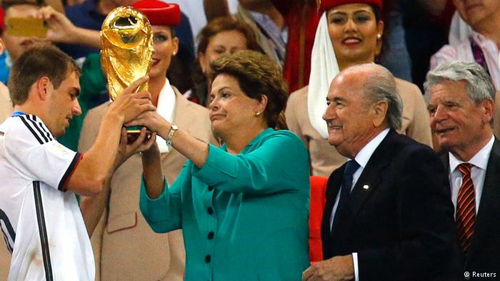 Dilma Rousseff sofre forte vaia durante cerimônia de premiação no Maracanã