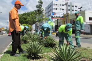 Equipe da Slum realiza manutenção em praças e jardins