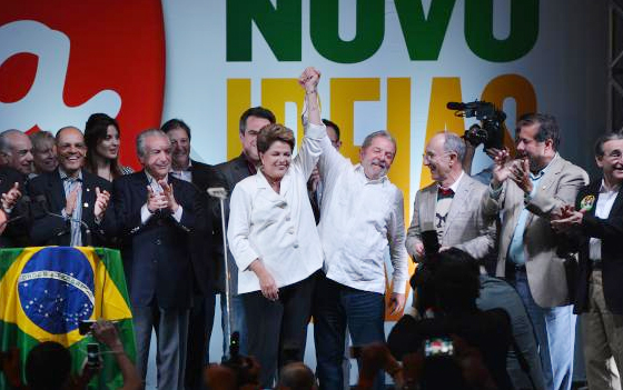 Reeleita, Dilma destaca união e reforma política em primeiro discurso