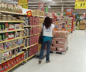 Vigilância notifica supermercado sobre presença de pombos