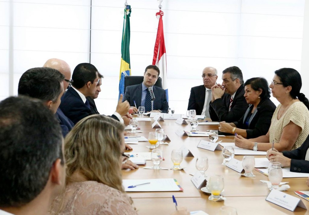 Renan Filho ‘aperta’ secretários na 1ª reunião de avaliação do governo