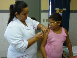Segunda dose da vacina contra o HPV está disponível para meninas em todo país