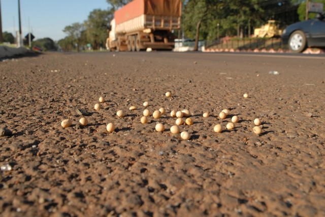 Estradas ruins elevam em 30% transporte de grãos