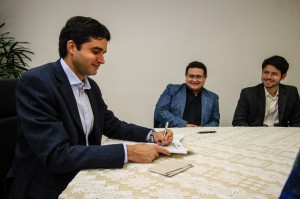 Prefeito assina contrato com instituto que vai gerir UPA do Trapiche