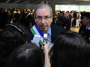 PMDB só não deixa governo por compromisso político, diz Cunha