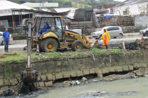 Prefeitura retira lama e lixo do Riacho do Salgadinho