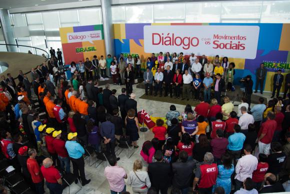 Movimentos sociais apoiam Dilma e pedem que não haja retrocessos