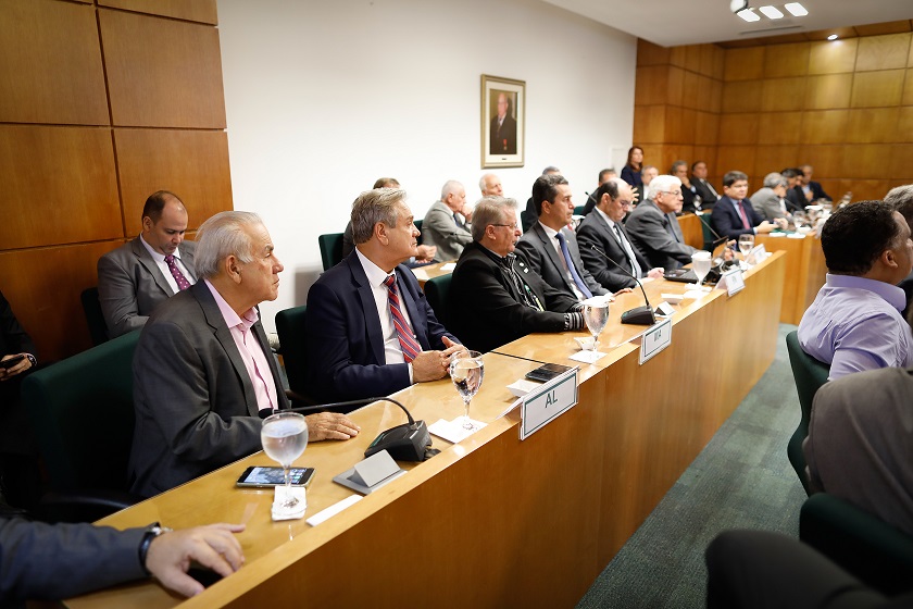 Álvaro Almeida e Ronaldo Lessa participam de reunião na CNA