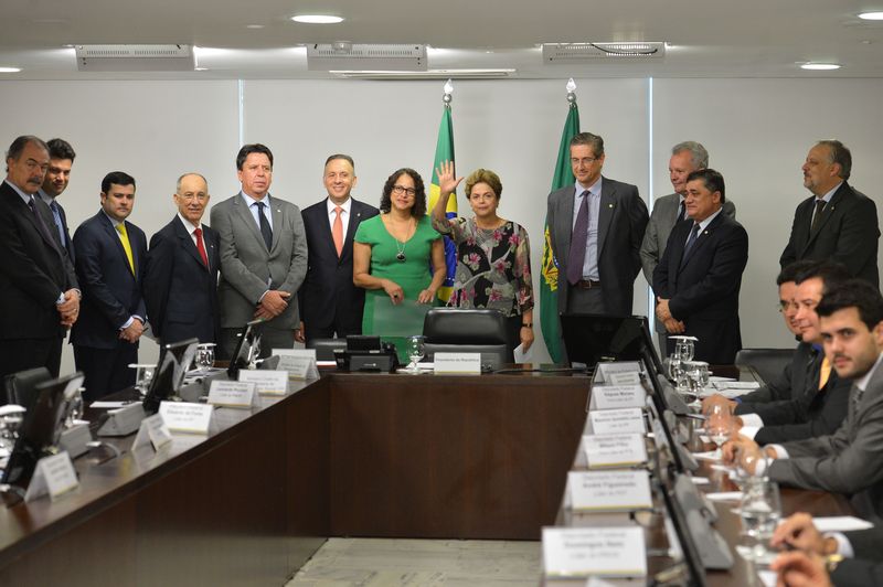 Partidos da base assinam manifesto em defesa de Dilma