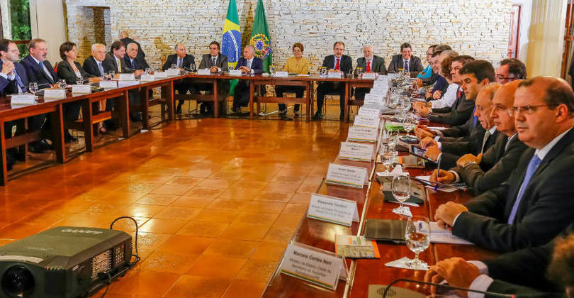 Dilma discute corte de gastos com 14 ministros