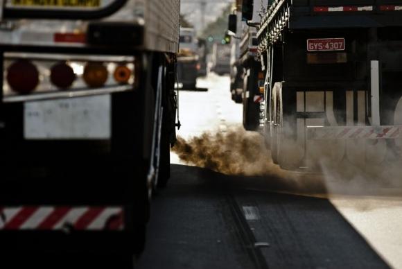 Brasil deve passar a usar mais fontes de energia poluentes, prevê relatório