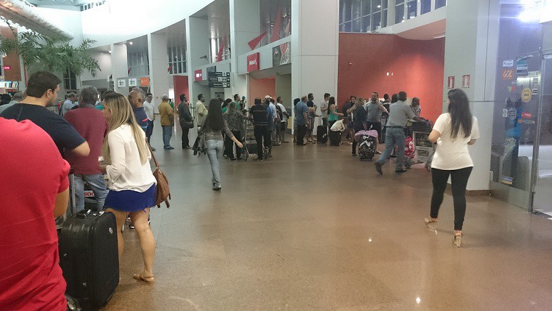 ‘Isso aqui está um caos’, reage passageiro no aeroporto de Maceió