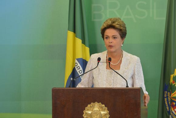 Dilma anuncia corte de 3 mil cargos comissionados e reduz salários de ministros