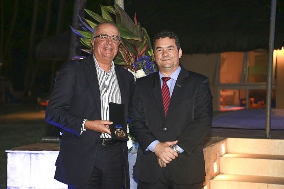Secretário Fábio Farias recebe a Comenda do Mérito 25 anos da Fapeal