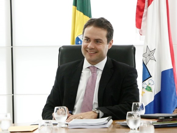 Renan Filho homenageia servidores públicos de Alagoas