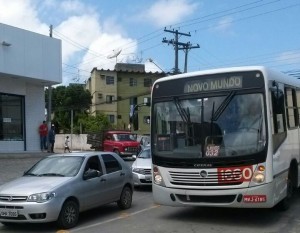 Obra no bairro do Poço desvia itinerários de ônibus