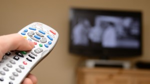 Crise econômica reduz número de assinantes de TV paga no país