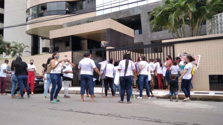 Vídeo: Familiares de presos protestam em frente à casa de Renan Filho