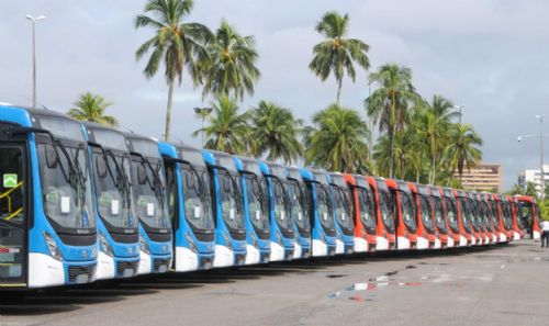 Prefeitura entrega ônibus novos à população