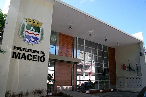 Prefeitura vai à Justiça contra greve “estranha” de servidores, avisa Rui Palmeira