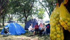 Grupos a favor e contra impeachment se concentram em acampamentos em Brasília