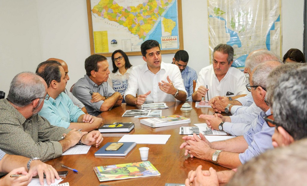 Prefeito Rui Palmeira se reúne com empresários do Distrito Industrial