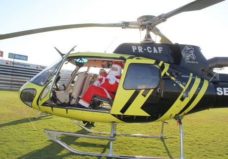 Papai Noel chega à Santana do Ipanema de helicóptero neste domingo (22)