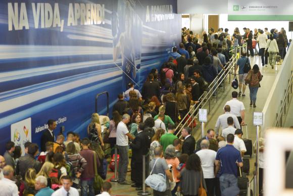 Aeroportos ainda registram fila de espera na área de inspeção de bagagens