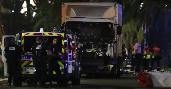 Número de mortos em ataque com caminhão em Nice chega a pelo menos 80 pessoas