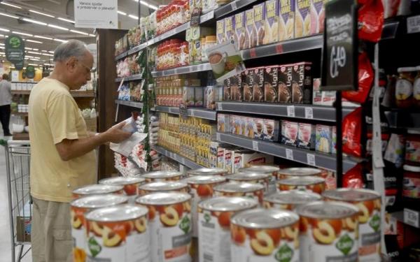 Alimentos pressionam e inflação volta a subir, atingindo 8,74% em um ano