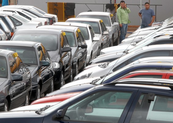 Vendas de veículos novos caem 27,4% em 12 meses, diz Anfavea