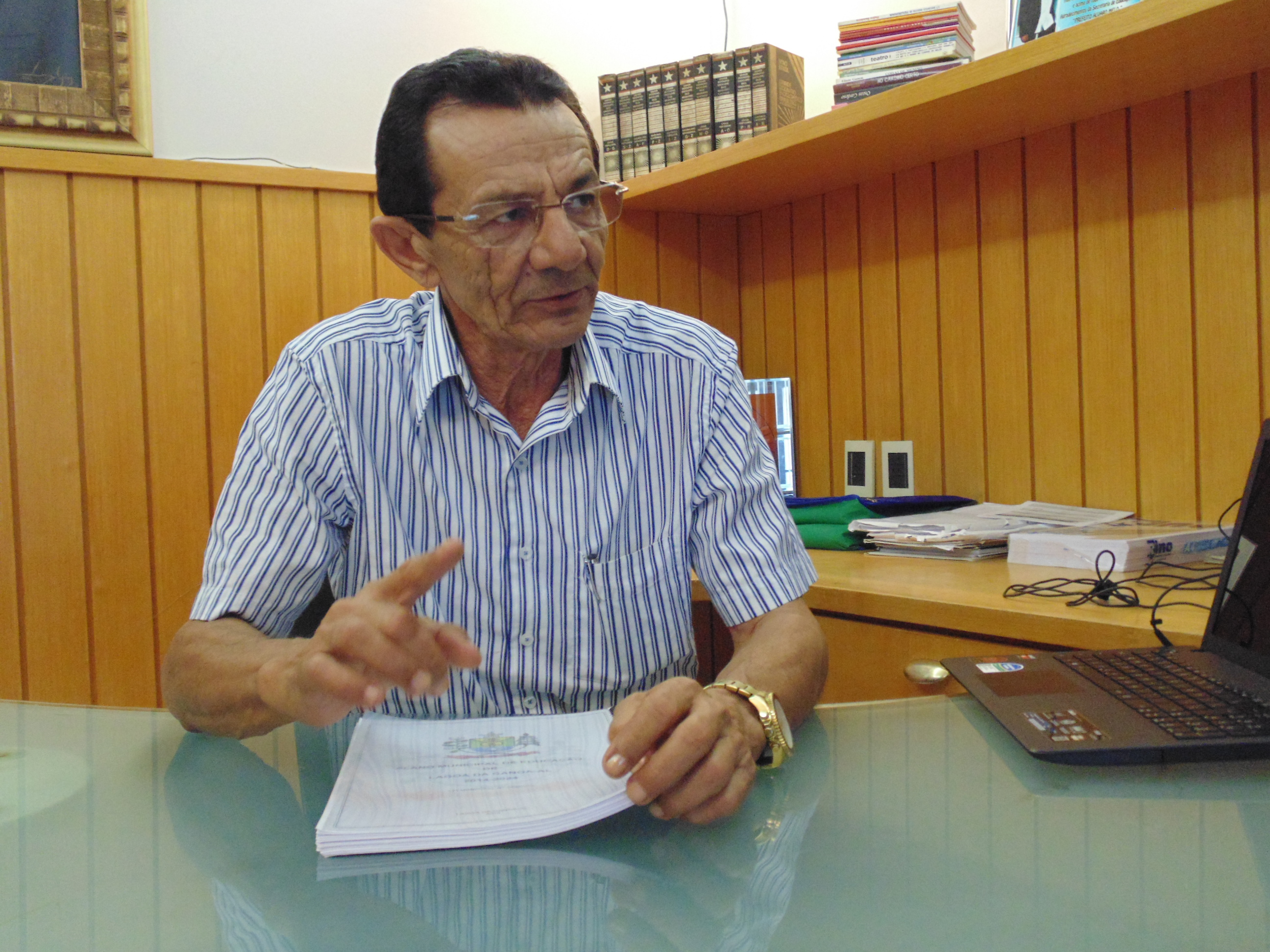 Justiça bloqueia contas da Prefeitura de Lagoa da Canoa; prefeito suspende serviços