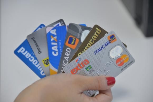 Nova regra para cartão de crédito deve reduzir inadimplência, dizem empresas