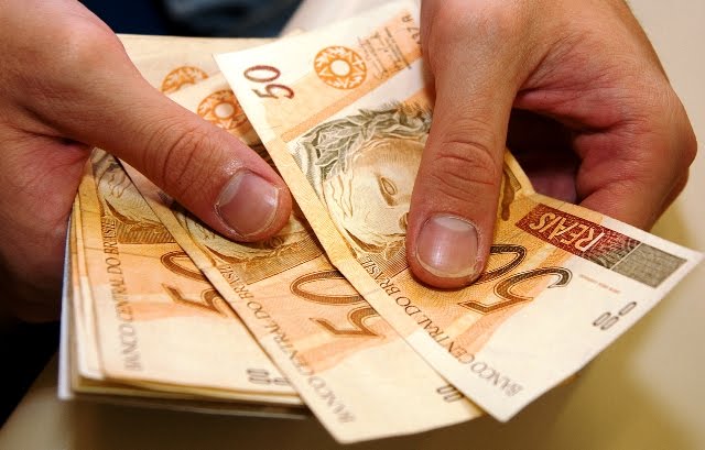 Com redutor do salário mínimo, governo tira R$ 1,4 bilhão da economia