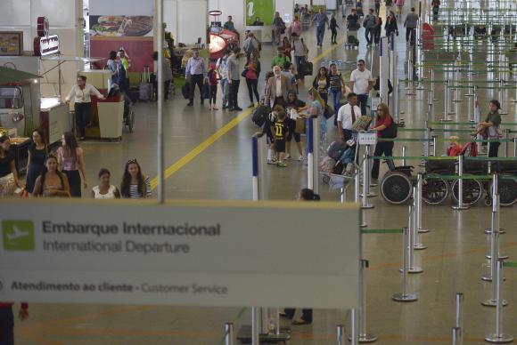 Tarifa de voos domésticos sobe para R$ 29,90 e de internacionais para R$ 113,04