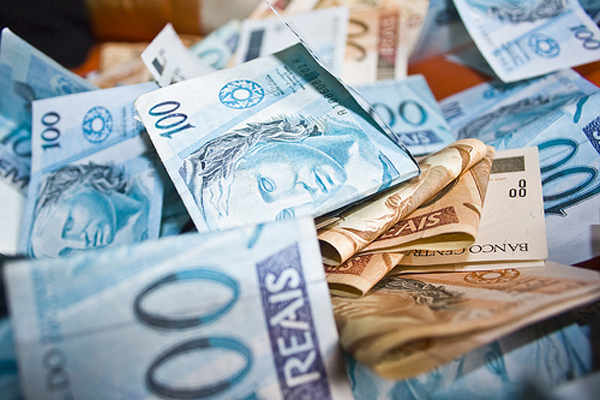 Brasileiros já pagaram R$ 200 bi em impostos em 2017, diz associação