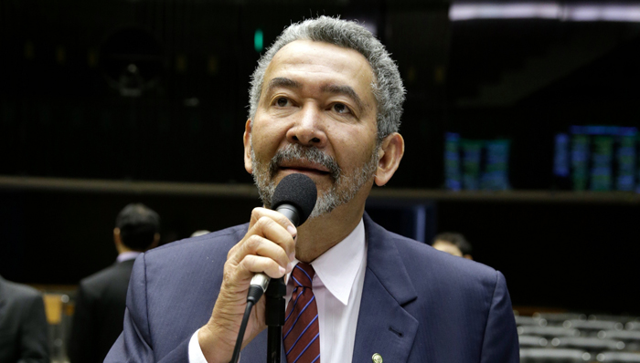 Paulão, do PT, avisa que vai disputar reeleição de federal em 2018