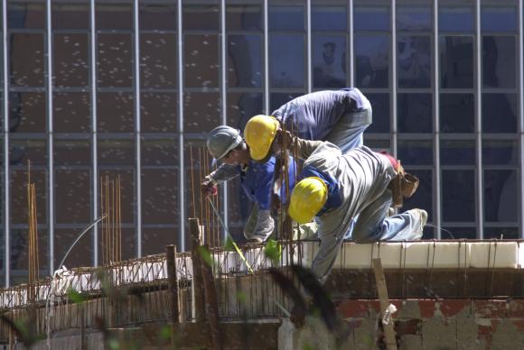 Atividade e emprego na indústria da construção continuam em queda, diz CNI
