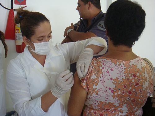 Vacinação contra gripe começa segunda em unidades de saúde e shoppings
