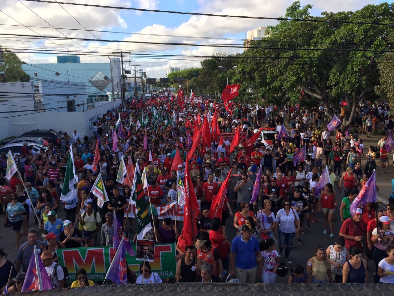 Manifestantes fazem passeata em Maceió contra reformas do governo federal