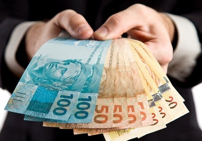 Governo propõe salário mínimo de R$ 979 para 2018