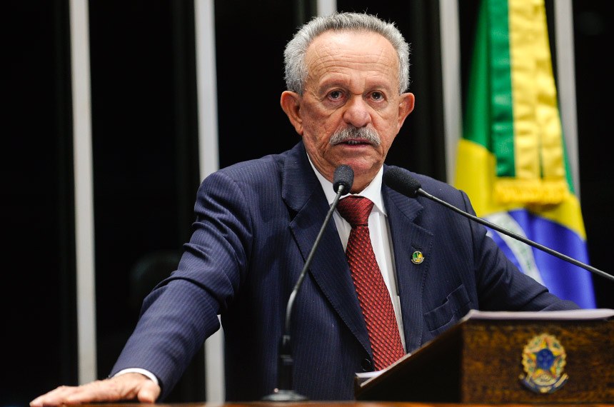 Em meio ao fogo em Brasília, Benedito de Lira anuncia apoio a Michel Temer