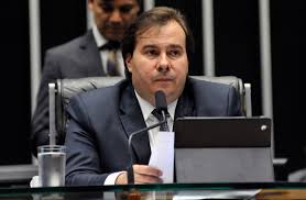 Rodrigo Maia pede paciência para analisar pedidos de impeachment de Temer