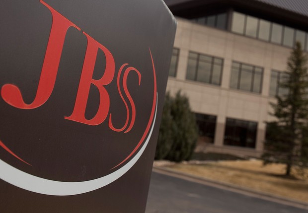 Ação da JBS cai quase 20%; Bovespa volta a recuar nesta segunda