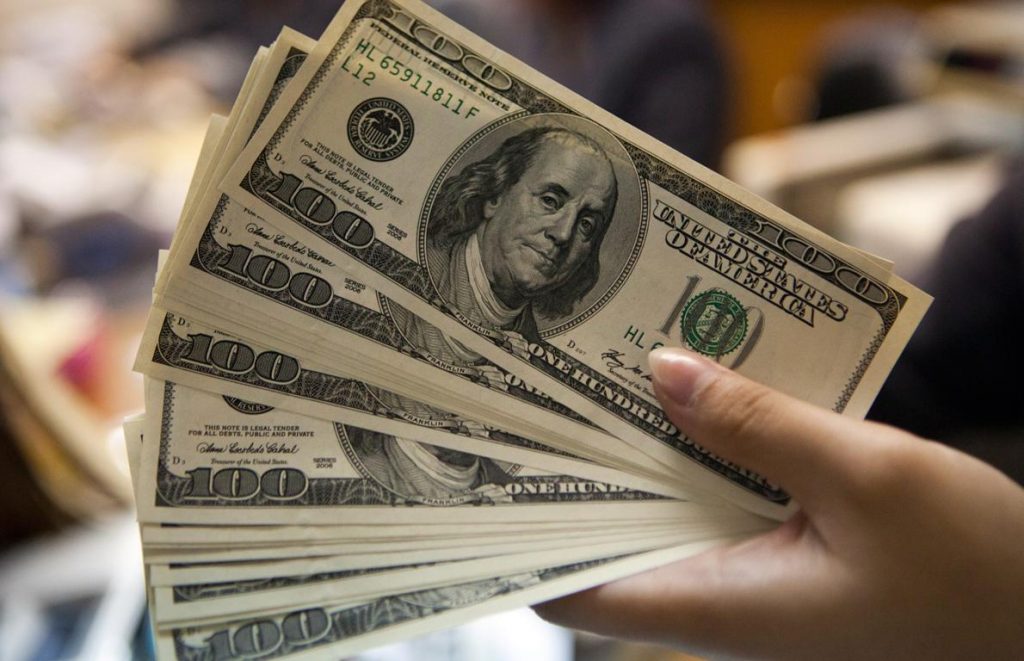 Dolar cai quase 4% após fechar na maior alta em 18 anos