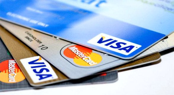 Taxa de juros do rotativo do cartão de crédito cai para 422,5% ao ano